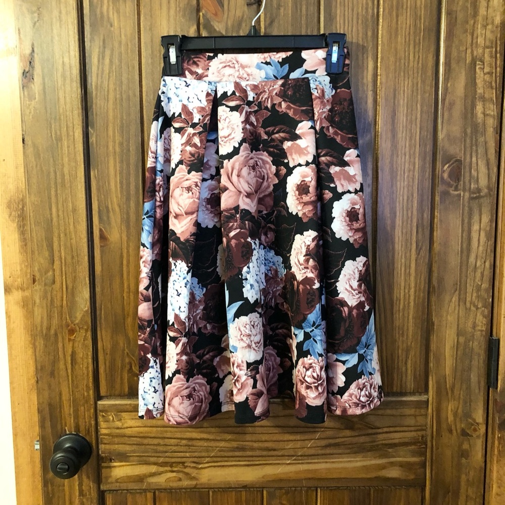 Rue21 X-Small floral pleated skirt